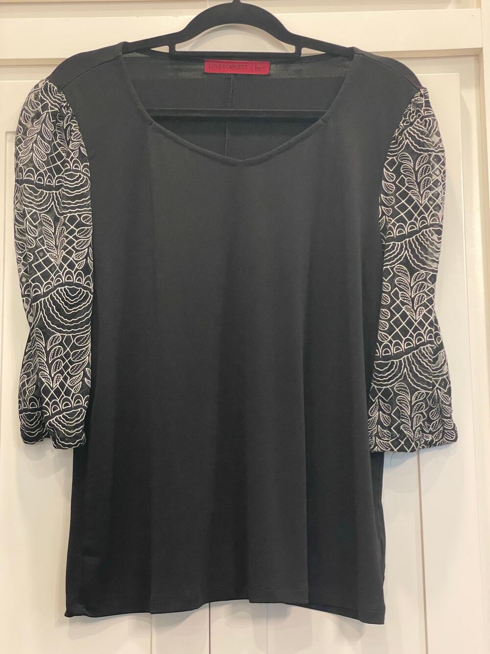 Love Scarlet LG Blouse black with lace sleeves